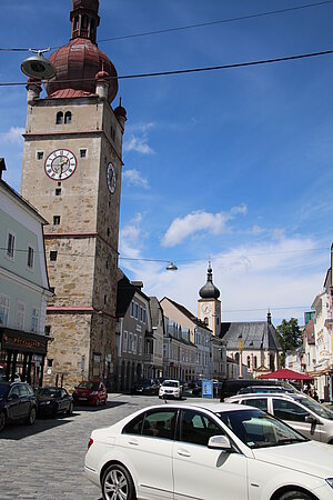 Waidhofen an der Ybbs, Oberer Stadtplatz, im Hintergrund die Stadtpfarrkirche